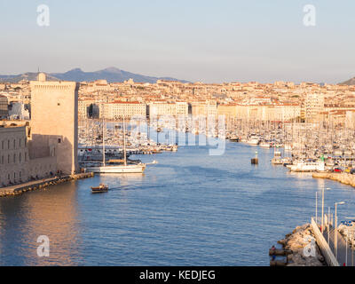 Marseille, Frankreich - 07 August, 2017: Der alte Hafen von Marseille unter der Kathedrale von Notre Dame, Frankreich, bei Sonnenuntergang. Stockfoto