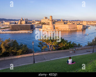 Marseille, Frankreich - 07 August 2017: Schloss und Kathedrale Saint Jean de la Major und Vieux Port in Marseille, Frankreich, als aus dem Palais du p Stockfoto