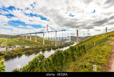 Mosel Vineyads Landschaft und Hochmoselbruecke unter constraction Deutschland Stockfoto