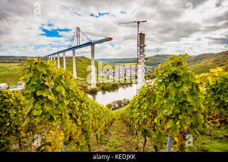 Mosel Vineyads Landschaft und Hochmoselbruecke unter constraction Deutschland Stockfoto