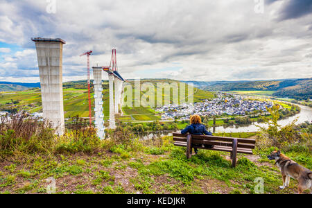 Mosel Vineyads Landschaft und Hochmoselbruecke unter constraction Deutschland Stockfoto