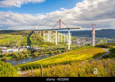 Mosel Vineyads Landschaft und Hochmoselbruecke unter constraction Deutschland Stockfoto