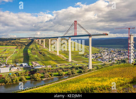 Mosel Vineyads Landschaft und Hochmoselbruecke unter constraction Deutschland Stockfoto