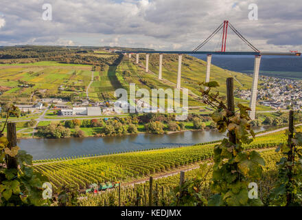 Mosel Vineyads Landschaft und Hochmoselbruecke unter constraction Deutschland Stockfoto