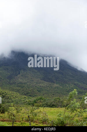 Niedrige bedeckt die Spitze des Vulkans Arenal, La Fortuna, Costa Rica Stockfoto