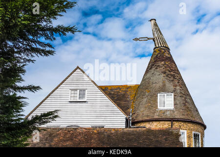 Die markante Dachform eines Oast House in Kent, Großbritannien Stockfoto