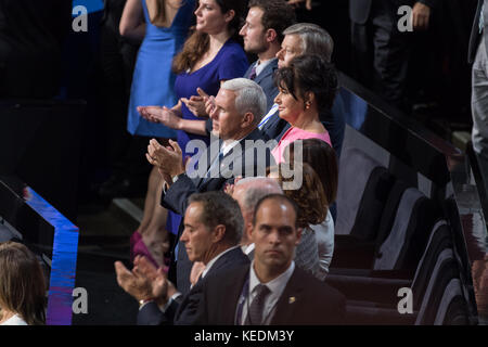 Mike Pence, der stellvertretende Präsidentschaftskandidat der GOP, und seine Familie hören sich am letzten Tag der Republican National Convention am 21. Juli 2016 in Cleveland, Ohio, die Ansprache des Kandidaten Donald Trump als Parteikandidat für das Amt des Präsidenten an. Stockfoto