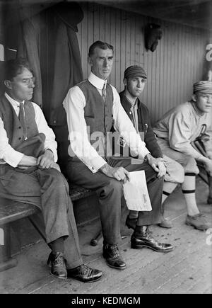 Connie Mack, Baseball-Managerin, Philadelphia Athletics, Porträt im Dugout mit Spielern, Harris & Ewing, 1913 Stockfoto