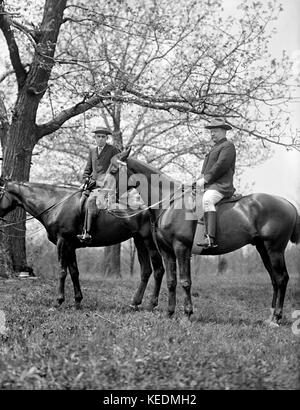 Theodore Roosevelt (rechts) mit Unidentified man on Horseback, Harris & Ewing, 1915 Stockfoto