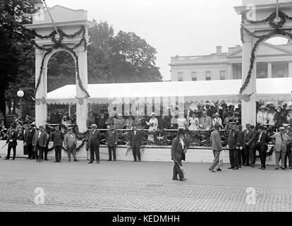 Us-Präsident Woodrow Wilson, erste Dame Edith bolling Wilson und andere beobachten Konföderierten reunion Parade von der Ständer vor dem Weißen Haus, Washington DC, USA, Harris & Ewing, Juni 1917 Stockfoto