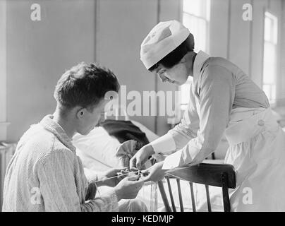 Wiederherstellen von Soldat mit Krankenschwester, Walter Reed General Hospital, Washington DC, USA, Harris & Ewing, 1918 Stockfoto
