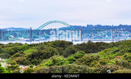 Yaquina Bay Bridge von der South Beach, U.S. Highway 101, Pacific Coast Scenic Byway, in der Nähe von Newport, Oregon. Oregon Central Coast, Strände, Buchten, BA Stockfoto