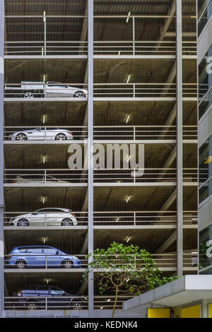 Autos in multi level Parkhaus geparkt in Melbourne, Australien Stockfoto