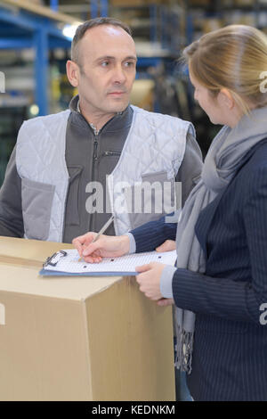 Arbeitnehmer Kisten im Lager Stockfoto