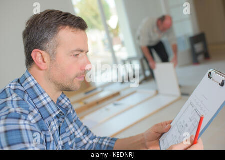 Gebäude Inspektor auf der Suche nach neuen Eigenschaft Stockfoto