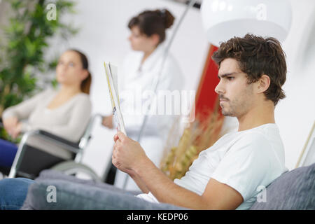 Ärzte und Patienten im Krankenhaus Wartezimmer Stockfoto