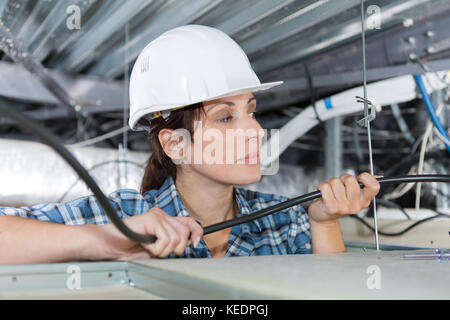 Elektriker Verkabelung ein großes Zimmer Stockfoto