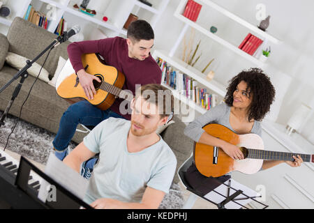 Lernen verschiedene Instrumente zu Hause zu spielen Stockfoto