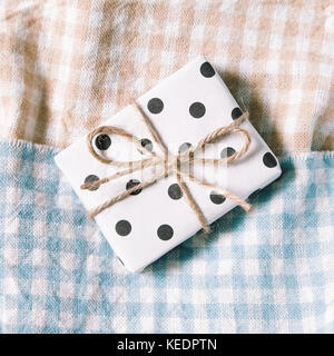 Dot Pattern Geschenk im Karomuster Stoff Hintergrund Stockfoto