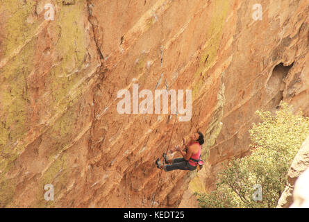 TUCSON, Arizona, USA - 19. April 2014: Frau mit einem Blick der Angst ruht sich aus Strick Klettern ein hoodoo in der Nähe von windigen Punkt auf dem Mount Lemmon in T Stockfoto