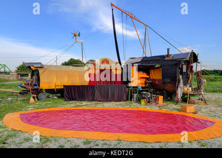 Ptuj, Slowenien - 28. Juni: Ein circus Performer, zwei Wohnwagen, und einer Antenne rig, für eine Outdoor der Circo soluna Leistung in Ptuj, Slowenien vorzubereiten. Stockfoto