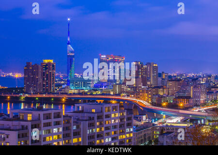 Nacht der Hakata Skyline in Fukuoka City, Japan. Stockfoto