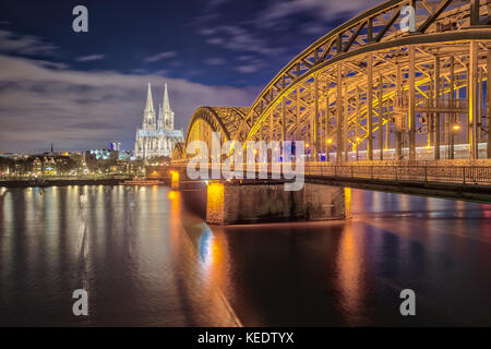 Cologne City Skyline bei Nacht in Köln, Deutschland. Stockfoto