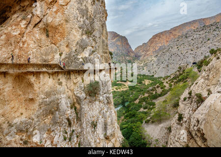 Viele Touristen gehen in El caminito del rey Wanderweg Stockfoto