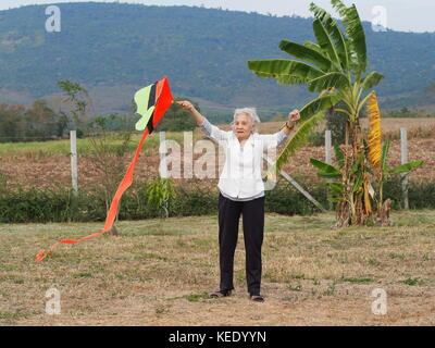 Gesunde asiatische Senior Frau ihren Tag im Freien genießen. Stockfoto