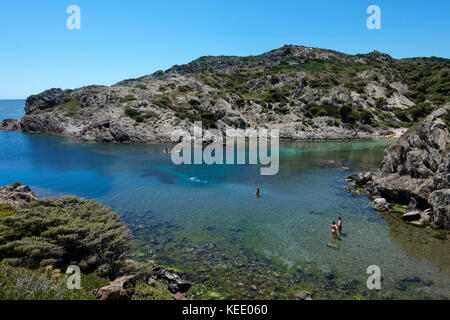 Menschen schwimmen am Cap de Creus Naturpark. Gerona Spanien Catalunya. Stockfoto