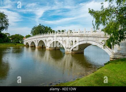 Die Brücke, die das chinesische Garten, Japanischer Garten Inseln, Singapur Stockfoto