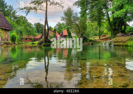 Rastoke ist das historische Zentrum der kroatischen Gemeinde slunj, bekannt für die slunjčica Fluss, der fließt in den Fluss Korana in rastoke Stockfoto