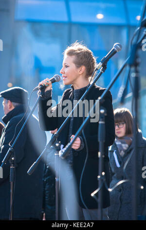 Russische TV-Berühmtheit und Oppositionspolitiker ksenia sobchak in einer Rede auf einer Kundgebung in der Innenstadt von Moskau 2012. sobchak hat angekündigt, sie will in die 2018 russischen Präsidentschaftswahlen zu konkurrieren. Ihr Vater war der ehemalige Bürgermeister von St. Petersburg in den 1990er Jahren, als der derzeitige Präsident Wladimir Putin war sein Stellvertreter. Stockfoto