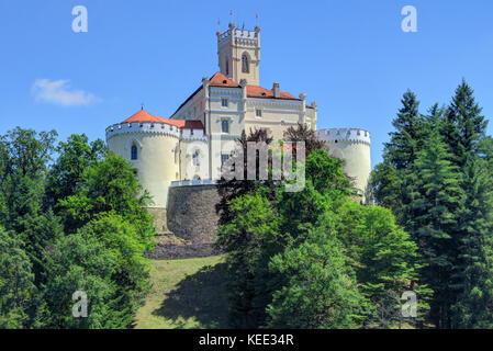 Trakoscan, Kroatien vom 28. Juni 2017: Die Sonne scheint auf das historische Schloss trakoscan am 28. Juni 2017, in trakoscan, Kroatien. Stockfoto