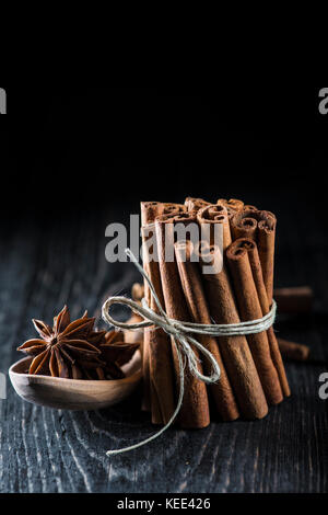 Zimtstangen und Sternanis auf einem dunklen Hintergrund Stockfoto