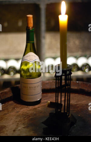 Eine Flasche Wein geöffnet für die Verkostung in der Hospices de Beaune, Beaune, Burgund, Frankreich Stockfoto