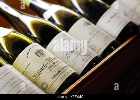 Leere Weinflaschen auf Anzeige in der Hospices de Beaune, Burgund, Frankreich Stockfoto