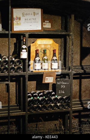 Flaschen Wein auf Anzeige in der Hospices de Beaune, Beaune, Burgund, Frankreich Stockfoto