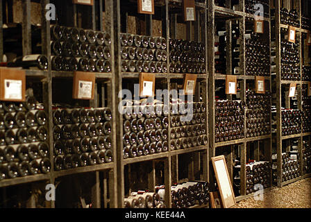 Flaschen Wein in der Hospices de Beaune, Beaune, Burgund, Frankreich gelagert Stockfoto