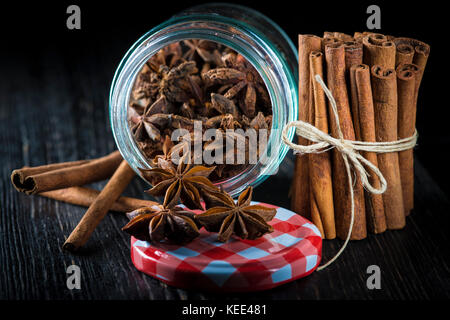 Zimtstangen und Sternanis auf einem dunklen Hintergrund Stockfoto