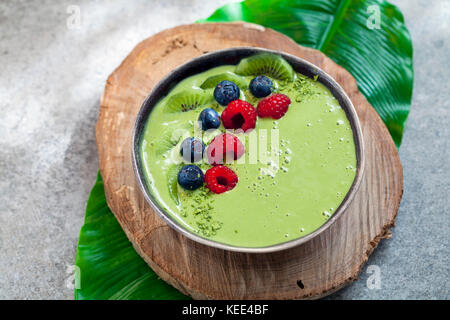 Green Matcha Smoothie mit Blaubeeren, Himbeeren und Kiwi Stockfoto