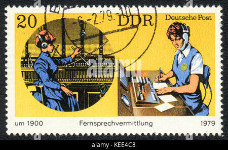Eine Briefmarke in der ddr zeigt Telefonie gedruckt, ab Serie Postgeschichte von Deutschland, ca. 1979 Stockfoto