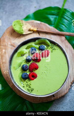 Green Matcha Smoothie mit Blaubeeren, Himbeeren und Kiwi Stockfoto