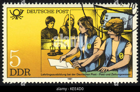 Eine Briefmarke in der ddr zeigt, Schulung von Personal zu c Mailings arbeiten, ab Serie Postgeschichte von Deutschland bedruckt, ca. 1981 Stockfoto