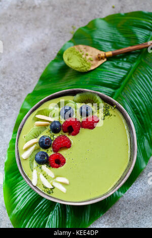 Green Matcha Smoothie mit Blaubeeren, Himbeeren und Kiwi Stockfoto