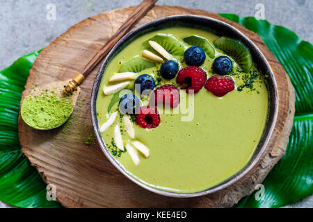 Green Matcha Smoothie mit Blaubeeren, Himbeeren und Kiwi Stockfoto