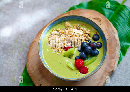 Green Matcha Smoothie mit Blaubeeren, Himbeeren und Kiwi Stockfoto