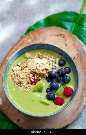 Green Matcha Smoothie mit Blaubeeren, Himbeeren und Kiwi Stockfoto