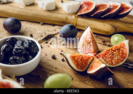 Platter der italienischen Käse mit Feigen, Oliven, Trauben und honig farbenen Stockfoto