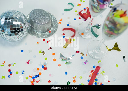 Overhead von Mirror Ball mit Silber hat, Dekorationen und Glas auf weißem Hintergrund Stockfoto